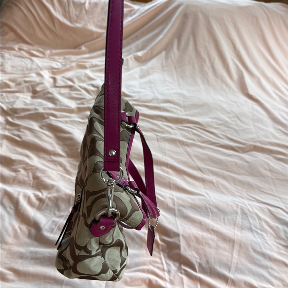 Coach Pink and Tan Shoulder Bag with Stylish Design - Picture 4 of 7